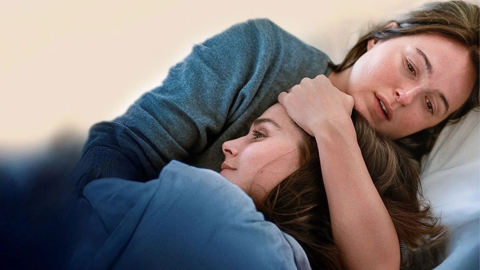 Sentimental Value (2025) scene featuring Renate Reinsve as Nora Berg and Inga Ibsdotter Lilleaas as Agnes Berg, sisters who are consoling each other through their grief. 