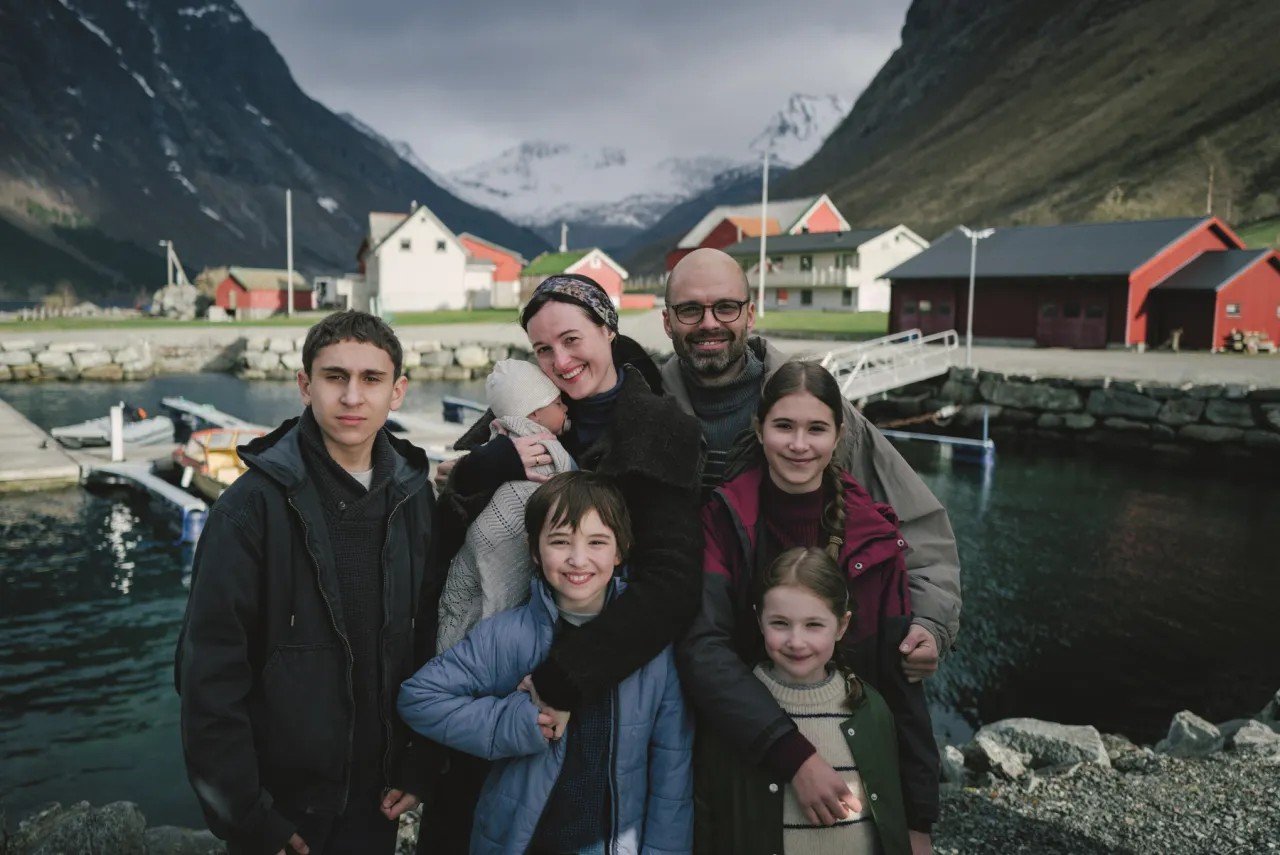 Fjord (2026) - family photo still